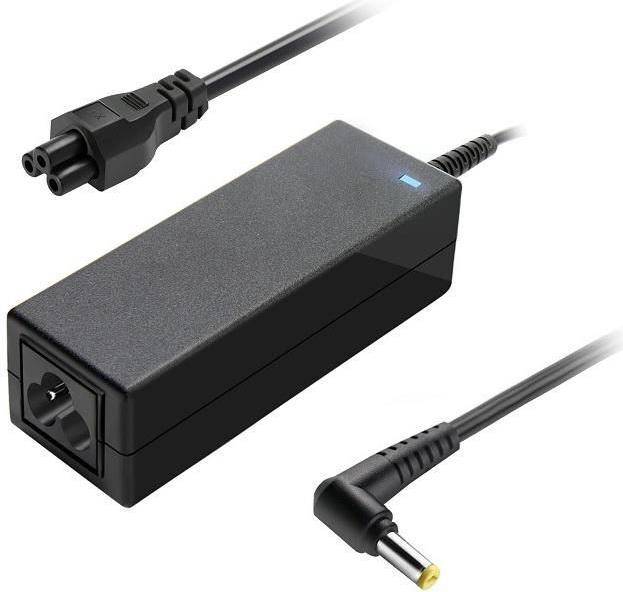 Ein schwarzer Laptop-Netzteil mit dreipoliger AC-Eingangsstecker und angeschlossenem Kabel mit zylindrischem DC-Stecker am Ende.