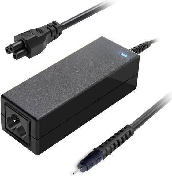 Ein schwarzes Laptop-Ladegerät mit Stromkabel und Adapterstecker, gezeigt vor weißem Hintergrund, das sein einfaches, rechteckiges Design hervorhebt.