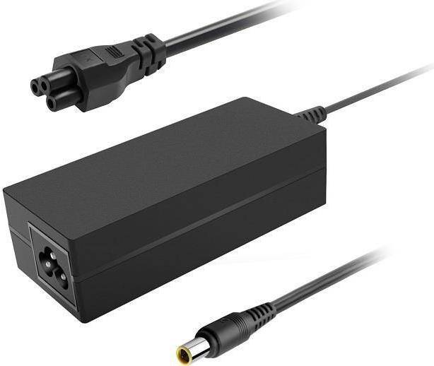 Ein schwarzes Laptop-Ladegerät mit einem Transformatorblock und zwei angeschlossenen Kabeln. Ein Kabel hat einen dreipoligen Stecker, und das andere hat einen Rundsteckverbinder.