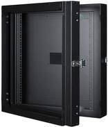 Ein schwarzer Wandmontage-Serverschrank mit Glastür, die leicht offen steht und ein leeres Inneres mit Montageschienen für Ausrüstung zeigt.