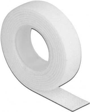 Eine große Rolle weißes Klebeband, teilweise abgerollt, vor einem einfachen Hintergrund.