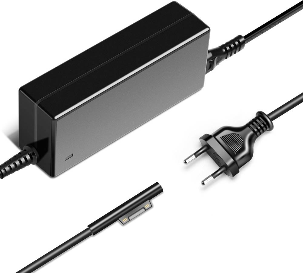 Ein schwarzer Laptop-Stromadapter mit Wechselstromstecker und rechteckigem Anschlusskabel, das zum Aufladen elektronischer Geräte verwendet wird.