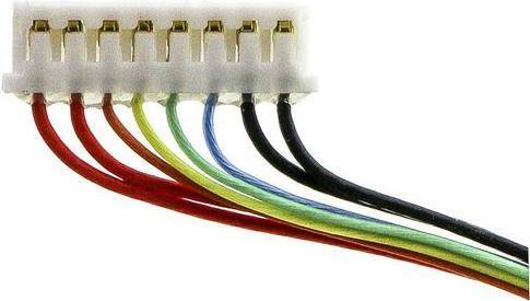 Eine Nahaufnahme eines mehrfarbigen elektronischen Steckers mit acht Drähten in Rot, Blau, Grün, Gelb und Schwarz, die die Verdrahtungsanordnung zeigt.