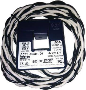 Stromwandler mit gewickelten Drähten. Das Etikett lautet: 100A, 0,333Vac, Hergestellt in China, Accu-CT, Modell ACTL-0750-100, SolarEdge.