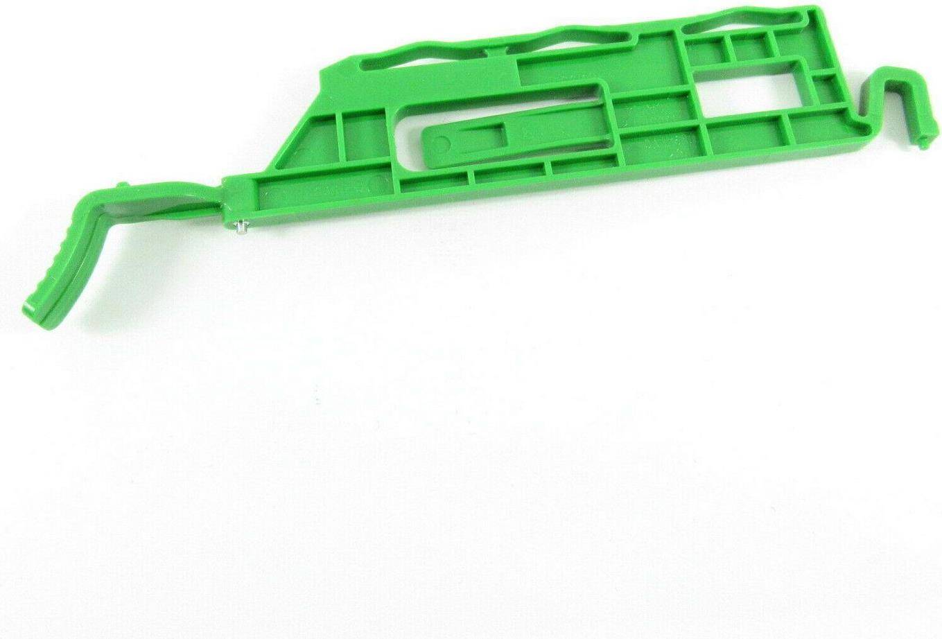 Ein grüner Klettersteigkarabiner mit elegantem Design vor einem schlichten weißen Hintergrund.