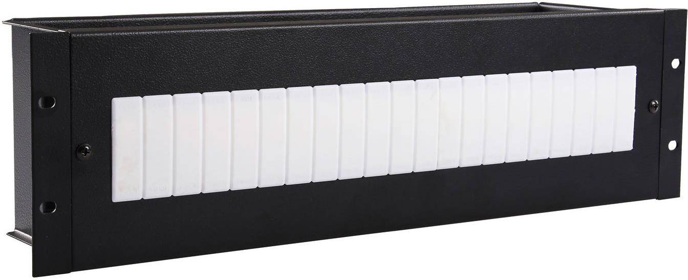 Ein Metall-Rackmontagebracket mit rechteckigem Ausschnitt und mehreren Rundlöchern, entwickelt zur Unterstützung und Organisation von Netzwerkgeräten.