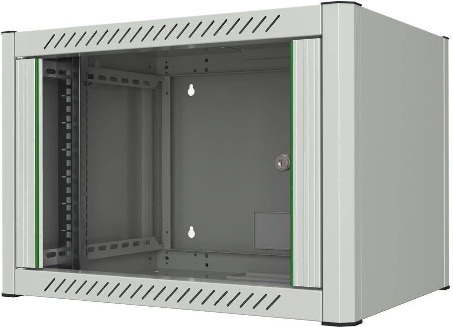 Ein wandmontierter Netzwerkschrank mit Glastür, offen dargestellt, um das leere Innere zu zeigen, was Platz für elektronische Geräte und Kabel anzeigt.