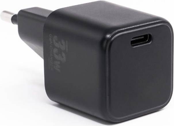 Ein schwarzes 33W USB-C-Wandladegerät, Schrägansicht.
