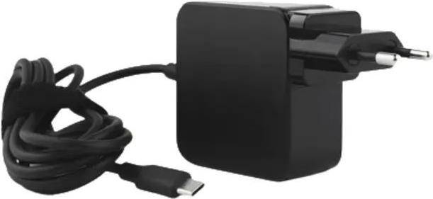 Ein schwarzes Laptop-Ladegerät mit USB-C-Anschluss, mit kompaktem, quadratischem Design und integriertem Kabel.