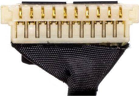 Eine Nahaufnahme eines schwarzen und weißen Steckers mit mehreren vergoldeten Kontakten, die das detaillierte Design elektronischer Komponenten zeigt.