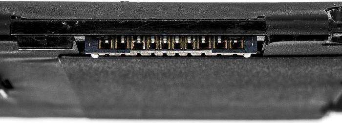 Nahaufnahme der metallischen Stifte eines Computerchips, die auf einer dunklen Oberfläche angeordnet sind und detaillierte elektronische Anschlüsse hervorheben.