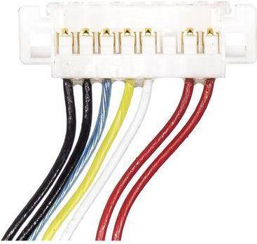 Ein Stecker mit mehreren farbigen Drähten, darunter schwarz, blau, gelb, weiß und rot. Jeder Draht ist in einen separaten Stift eingepresst.