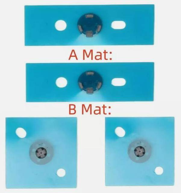 Vergleich einer A-Matte und B-Matte mit kreisförmigen Ausschnitten und Rotationsunterschieden. A-Matte: zentriertes Loch. B-Matte: versetztes Loch.