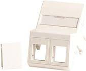 Eine weiße, wandmontierte Steckdose mit zwei leeren Schlitzen, möglicherweise für Ethernet-Buchsen, und einer Klappenabdeckung über den Schlitzen.