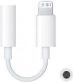 Ein weißes Adapterkabel mit Lightning-Anschluss an einem Ende und einer 3,5-mm-Kopfhörerbuchse am anderen Ende, das für Audiogeräte verwendet wird.