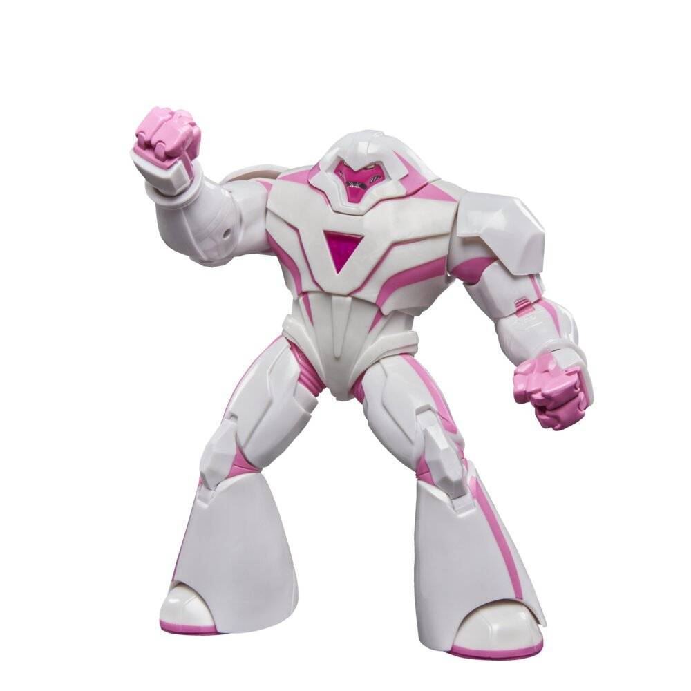 Eine weiß und rosafarbene Actionfigur eines Roboters steht in einer dynamischen Pose, mit geballten Fäusten und einem aggressiven Gesichtsausdruck.