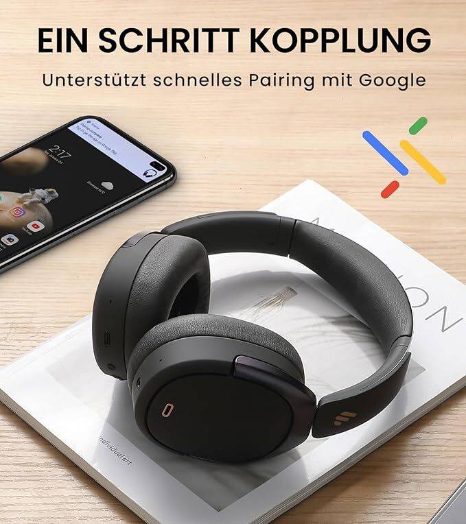 Ein Paar drahtloser Kopfhörer liegt auf einem Buch neben einem Smartphone, das einen Kopplungsbildschirm anzeigt. Ein Text auf Deutsch erwähnt schnelle Kopplung mit Google.