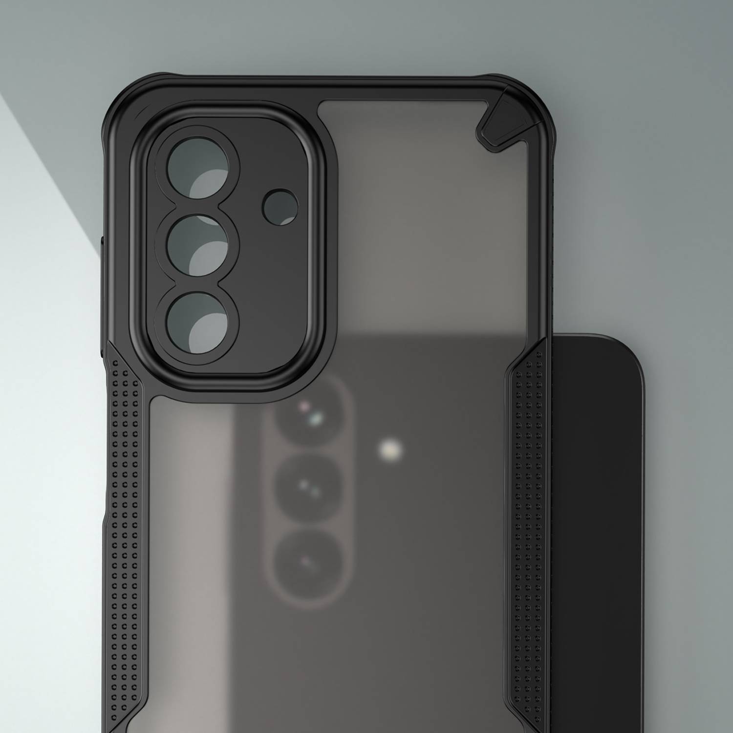 Ein schwarzes transparentes Handyhülle mit drei Aussparungen für Kameraobjektive wird auf einer ebenen Fläche platziert.