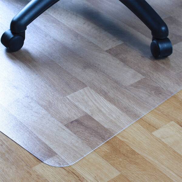 Transparente Stuhlunterlage auf einem Holzboden unter einer Bürostuhlbasis
