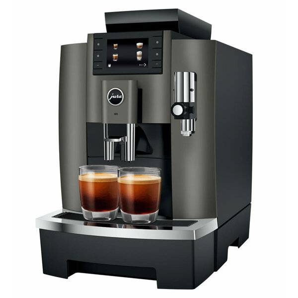 Kommerzielle Jura Espressomaschine, die zwei kleine Kaffeetassen auf einem Abtropftablett ausschenkt, mit Touchscreen-Bedienfeld und Milchaufschäumer-Aufsatz.