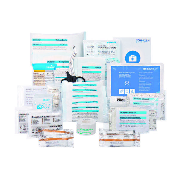 Erste-Hilfe-Set-Inhalt in Verpackung angezeigt, einschließlich Verbandsmaterial, Verbandsmittel, Handschuhe, Klebeband, Schere und ein Behältnis, angeordnet auf weißem Hintergrund.
