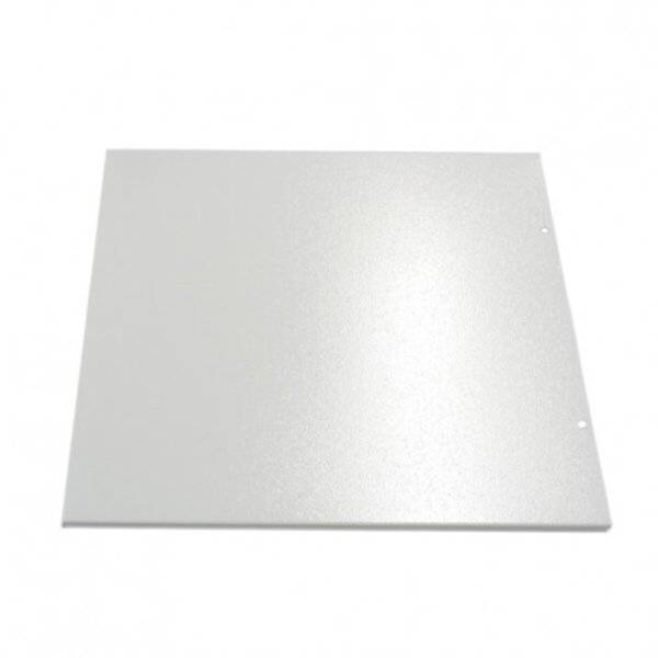 Silbernes rechteckiges Metallpanel mit zwei kleinen Löchern an der rechten Kante, gezeigt auf weißem Hintergrund.