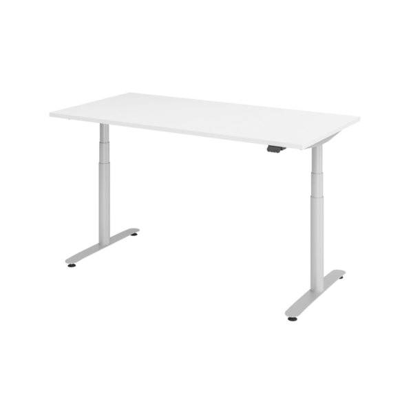 Minimalistischer weißer höhenverstellbarer Stehschreibtisch mit rechteckiger Tischplatte und zwei grauen Beinen auf weißem Hintergrund