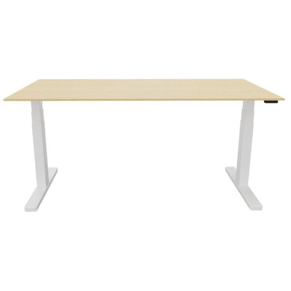 Minimalistischer Schreibtisch mit einer hellholzfarbigen rechteckigen Tischplatte und weißen Metallbeinen auf weißem Hintergrund.