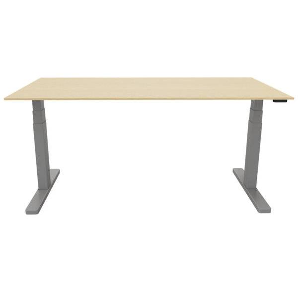 Moderner verstellbarer Stehschreibtisch mit hellholzplatte und grauen Metallbeinen auf weißem Hintergrund.