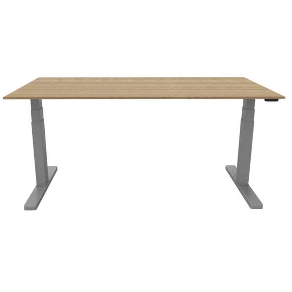 Höhenverstellbarer Schreibtisch mit hellholziger Tischplatte und grauen Metallbeinen auf weißem Hintergrund.