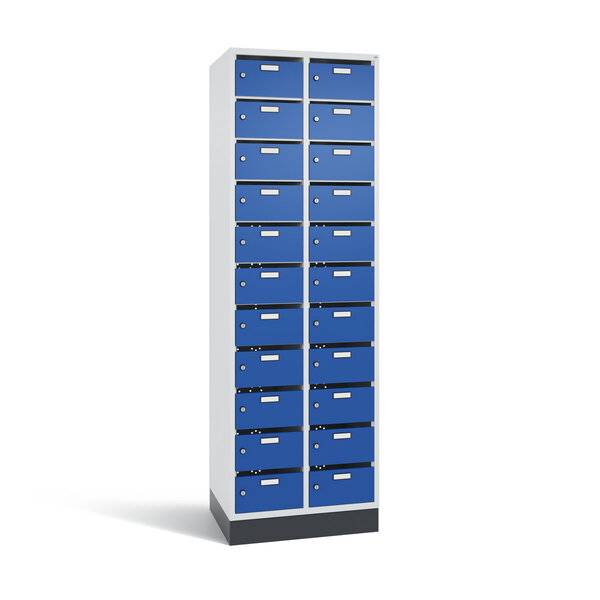 Hoher blauer Schrank mit zwei Säulen kleiner postfachähnlicher Fächer und grauer Basis auf weißem Hintergrund.