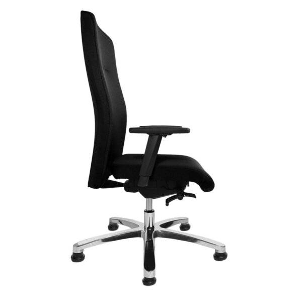 Schwarzer ergonomischer Bürostuhl in Seitenansicht, mit hoher Rückenlehne, Armlehnen und silberner Rollenbasis auf weißem Hintergrund.
