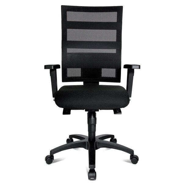 Schwarzer Mesh-Bürostuhl mit gepolstertem Sitz, verstellbaren Armlehnen und fünfrädrigem Fuß auf weißem Hintergrund.