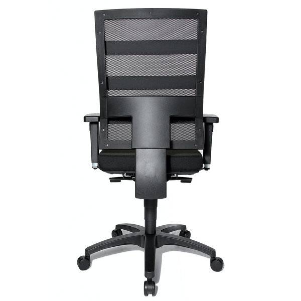 Schwarzer Mesh-Bürostuhl von hinten dargestellt, mit Armlehnen, verstellbarem Sitz und fünfrädrigem Fuß auf weißem Hintergrund.