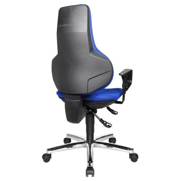 Schwarzer und blauer ergonomischer Bürostuhl mit hoher Rückenlehne, Armlehnen und fünfrädriger Chrombasis auf weißem Hintergrund.