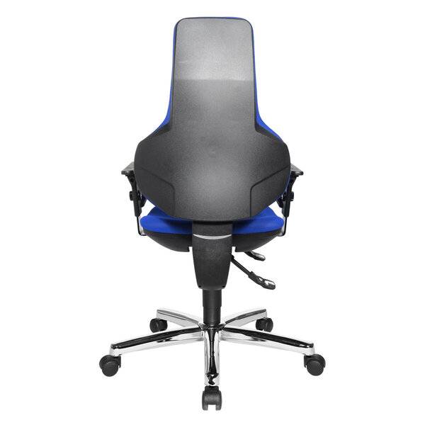 Schwarzer und blauer ergonomischer Bürostuhl von hinten gezeigt auf einer verchromten Fünf-Rollen-Basis vor weißem Hintergrund.