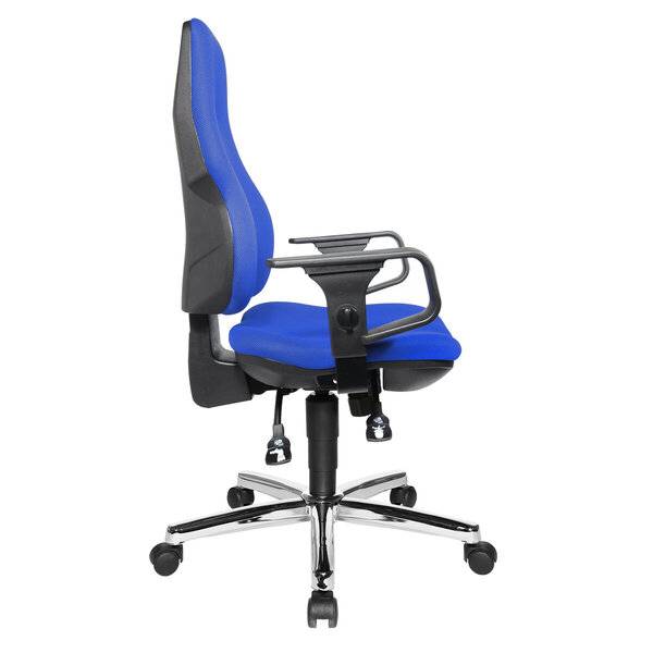 Blauer und schwarzer ergonomischer Bürostuhl mit verstellbaren Armlehnen, Chromgestell und Rollen auf weißem Hintergrund.