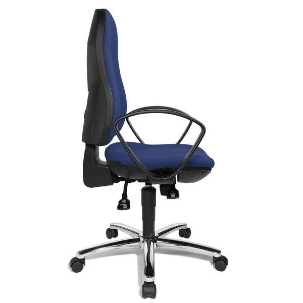 Blauer und schwarzer ergonomischer Bürostuhl mit Kopfstütze, Armlehnen und verchromter Fünf-Rollen-Basis auf weißem Hintergrund.