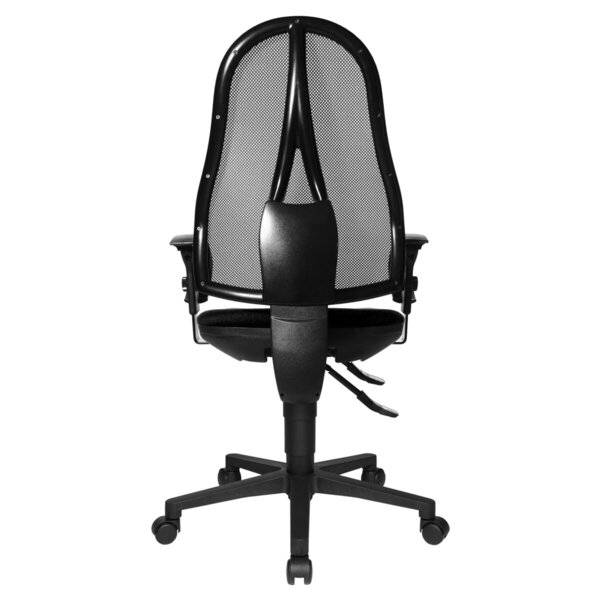 Schwarzer Mesh-Bürostuhl von hinten gesehen, mit verstellbaren Armlehnen, fünfzackiger Basis und Lenkrollen auf weißem Hintergrund.