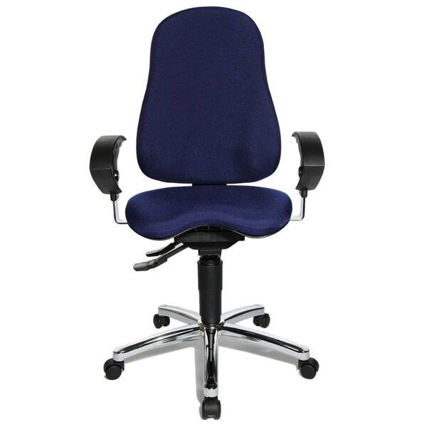 Blauer Bürostuhl mit verstellbaren Armlehnen, fünfzackiger Chrombasis und Lenkrollen auf weißem Hintergrund.