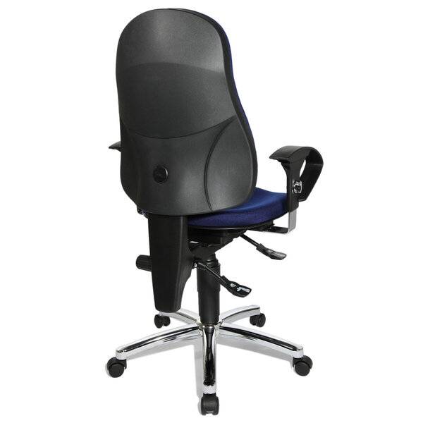 Schwarzer ergonomischer Bürostuhl mit blauem Sitzkissen, verstellbaren Armlehnen und fünfrädriger Chromfußplatte auf weißem Hintergrund.