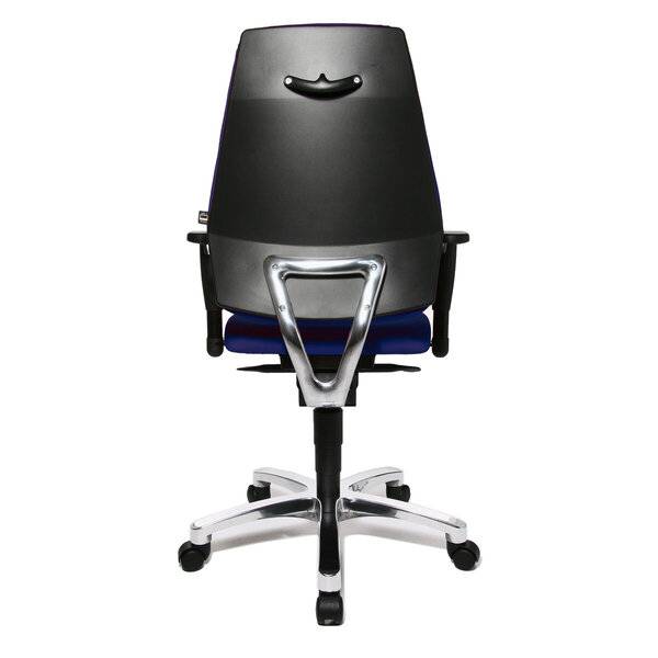 Bürostuhl von hinten betrachtet mit schwarzer Schale, blauem Sitzkissen und silberner Metallbasis auf Rollen.