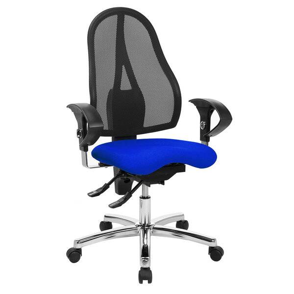 Schwarzer Netz-Bürostuhl mit ergonomischem Design, blauem Sitzkissen, Armlehnen und verchromter Rollenbasis auf weißem Hintergrund.