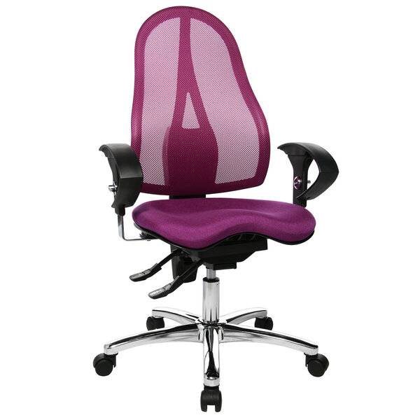 Lila ergonomischer drehbarer Bürostuhl mit Netzrückenlehne, gepolstertem Sitz, verstellbaren Armlehnen und verchromter fünfrädriger Basis auf weißem Hintergrund