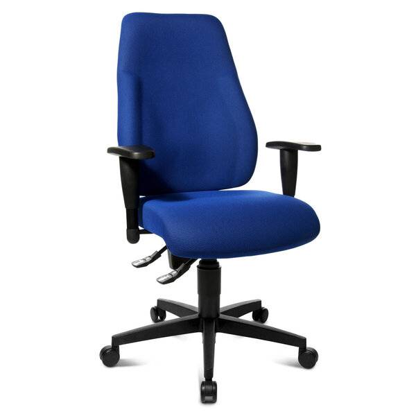 Blauer gepolsterter drehbarer Bürostuhl mit schwarzen Armlehnen, fünfzackiger Rollensockel und Höhenverstellhebel auf weißem Hintergrund.