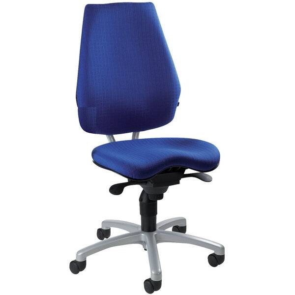 Blauer ergonomischer Bürostuhl mit verstellbarem Sitz und Rückenlehne auf silberner Rollenbasis, freigestellt auf weißem Hintergrund