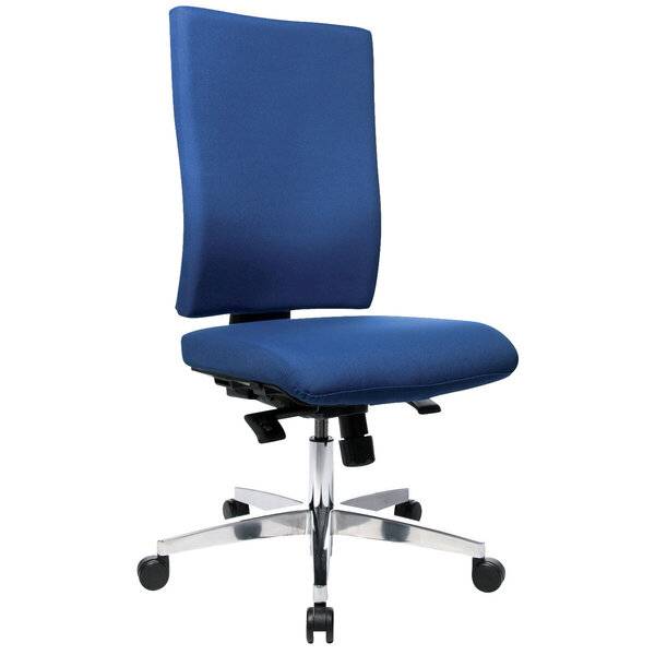 Blauer Bürodrehstuhl mit Polsterung, Chrombasis und Rollen auf weißem Hintergrund.