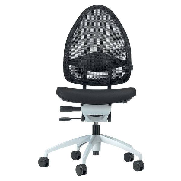 Schwarzer Mesh-Bürostuhl mit gepolstertem Sitz, verstellbarer Höhe und Armlehnen auf einer fünfrädrigen Basis, vor weißem Hintergrund dargestellt.