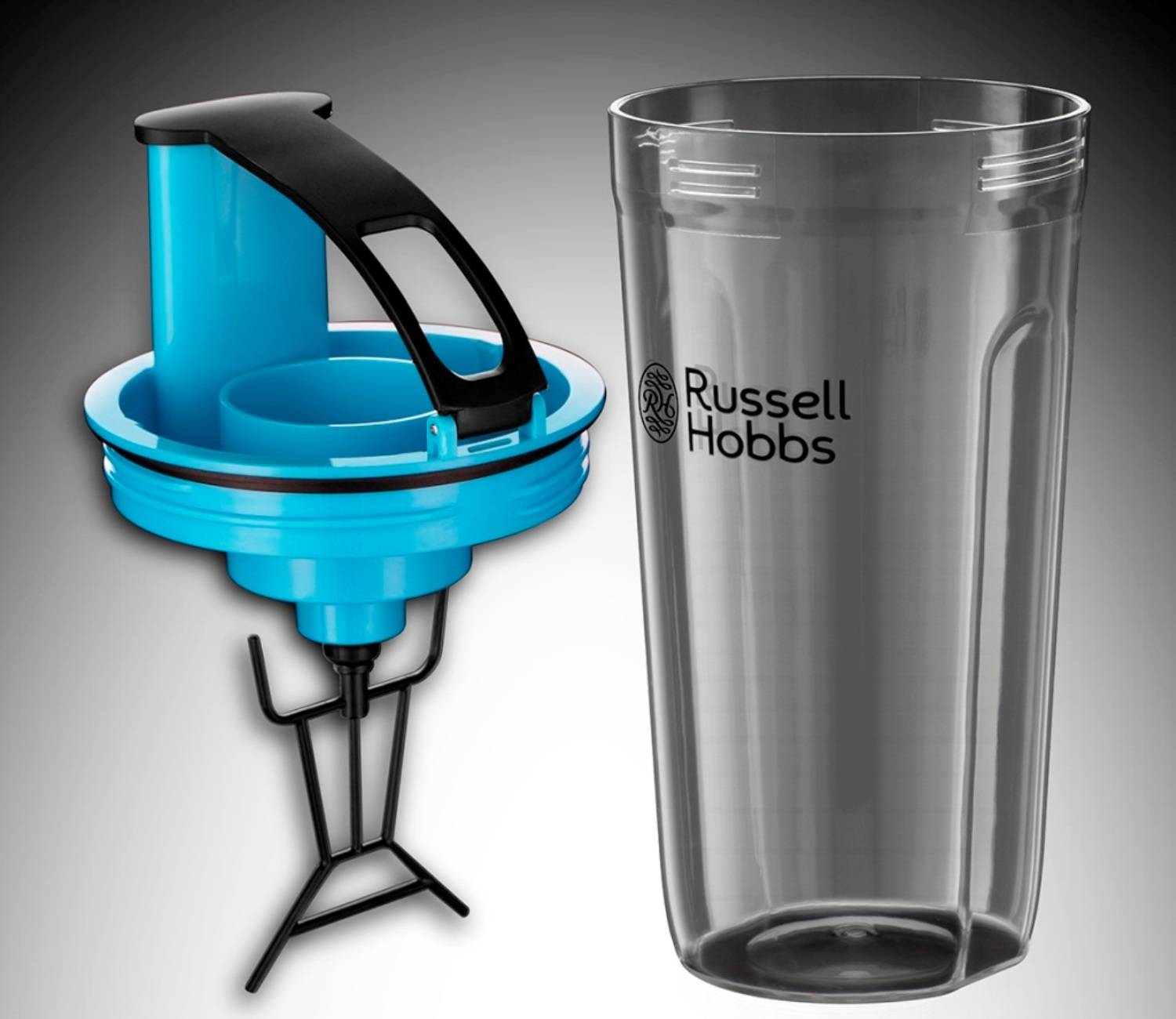 Ein blauer Küchenmixer mit schwarzem Griff neben einem transparenten Behälter der Marke Russell Hobbs.