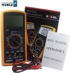 Eine runde, weiße Überwachungskamera mit einem Objektiv an der Seite und mehreren kleinen Löchern oben, die zur Überwachung verwendet wird.